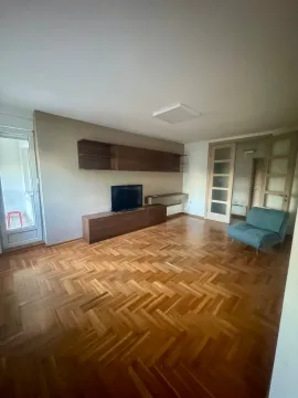 Dnevna soba sa parketom, TV komodom i foteljom. - image 2