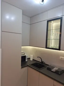 Moderna kuhinja sa svijetlim elementima i tamnom radnom površinom. - image 5