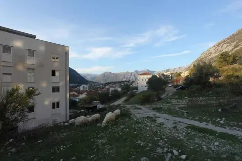 Pogled na stambenu zgradu i okolni pejzaž sa planinama u pozadini. - image 11