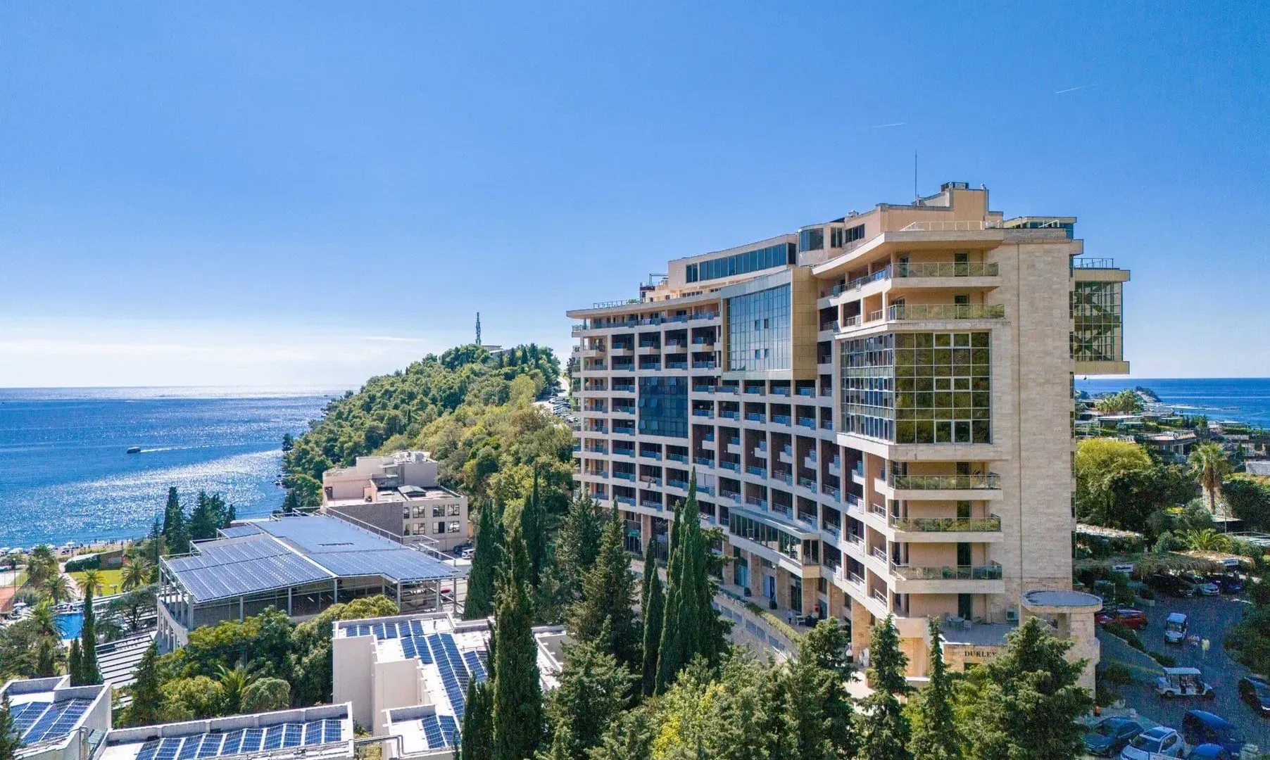 Izdavanje, trosoban stan, 150m², Bečići, Budva