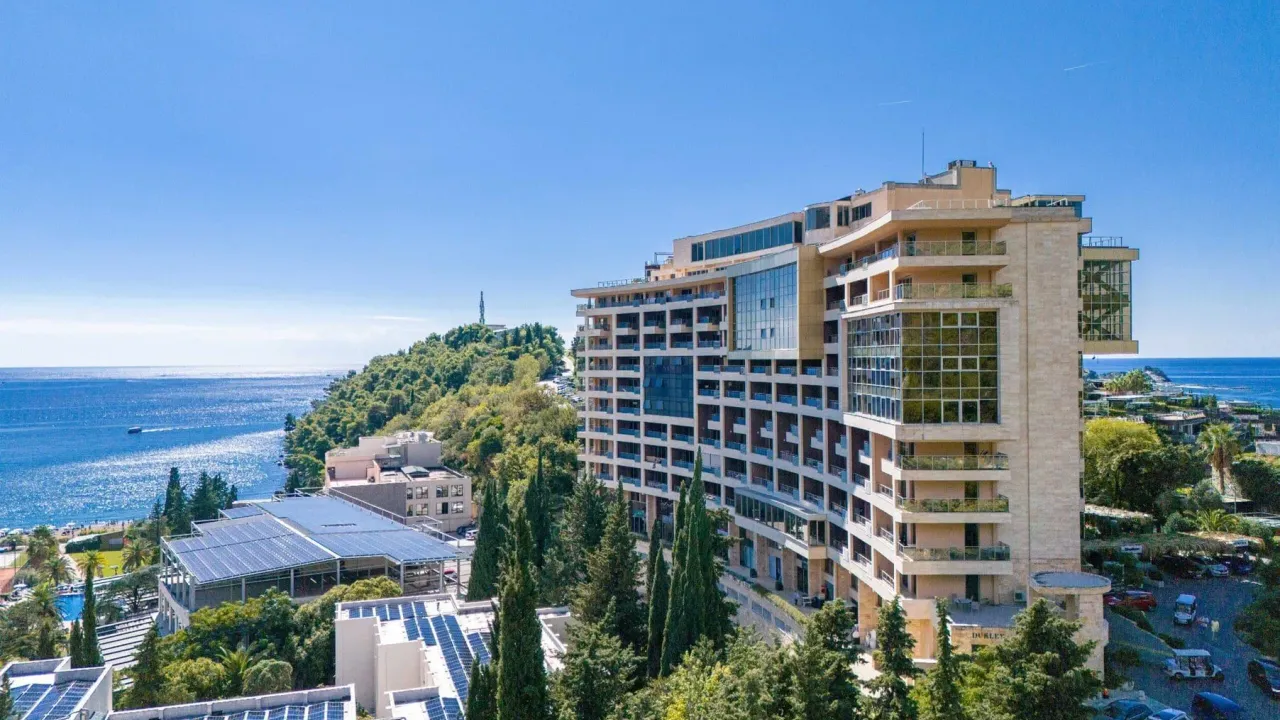 Izdavanje, trosoban stan, 150m², Bečići, Budva