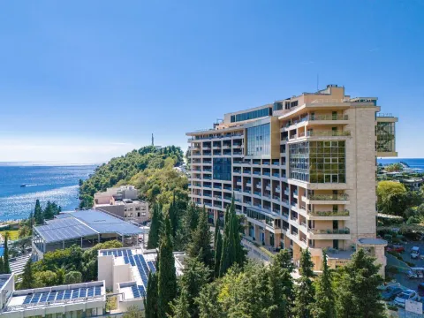 Izdavanje, trosoban stan, 150m², Bečići, Budva - image 1