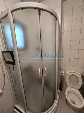 Kupatilo sa tuš kabinom i toaletom obloženo keramičkim pločicama. - image 18