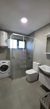 Kupatilo sa tuš kabinom, umivaonikom, WC šoljom i mašinom za veš. - image 11