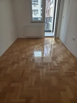 Prazna soba sa parketom i izlazom na terasu. - image 3