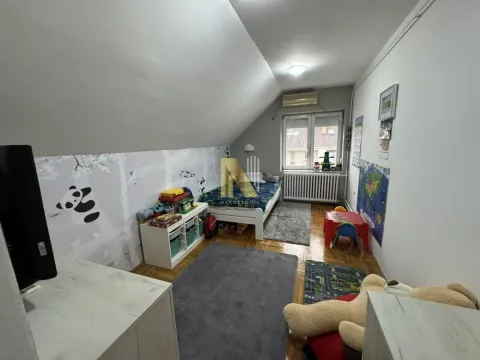 Dečja soba sa krevetom, igračkama i kosim krovom. - image 22