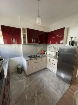 Kuhinja opremljena elementima u kombinaciji crvene i bež boje sa frižiderom. - image 27