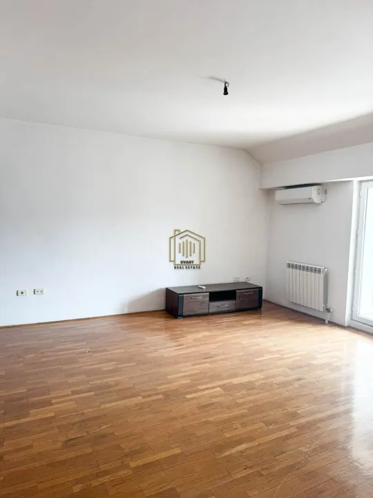 Izdavanje, trosoban stan, 160m², Pobrežje, Podgorica
