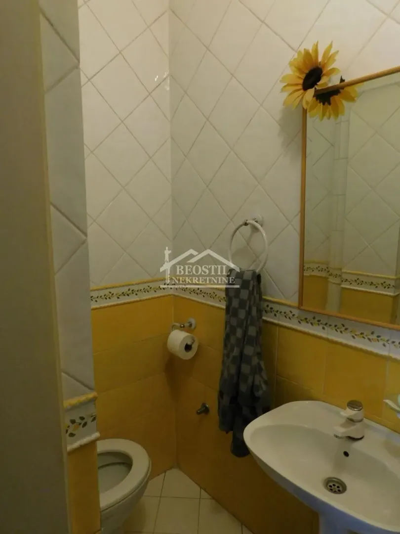 Manje kupatilo sa umivaonikom, ogledalom i wc šoljom.
