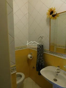 Manje kupatilo sa umivaonikom, ogledalom i wc šoljom. - image 11