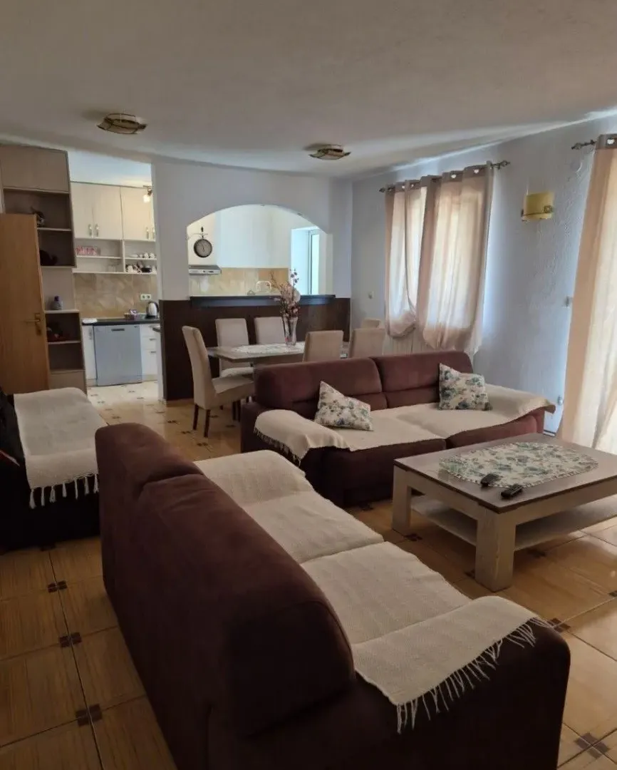 Izdavanje, trosoban stan, 100m², Kavač, Kotor