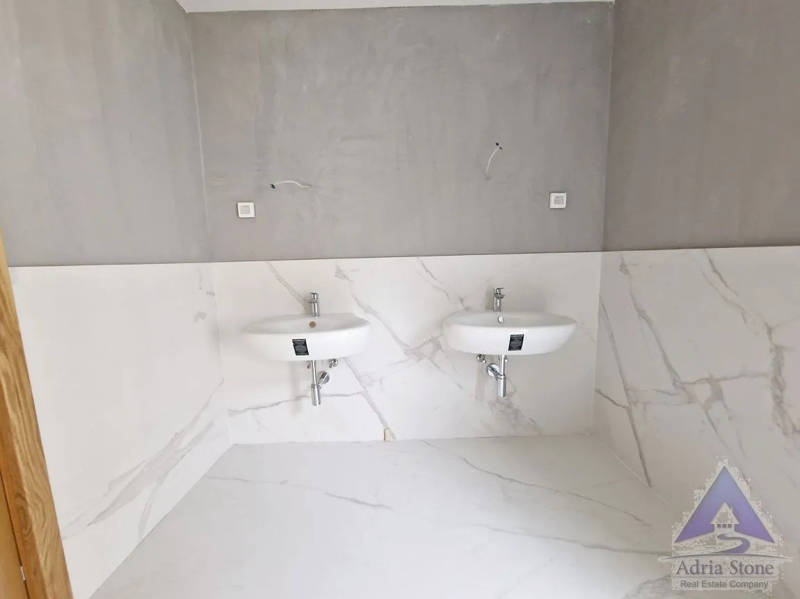 Prodaja, četvorosoban stan, 200m², Dobrota, Kotor
