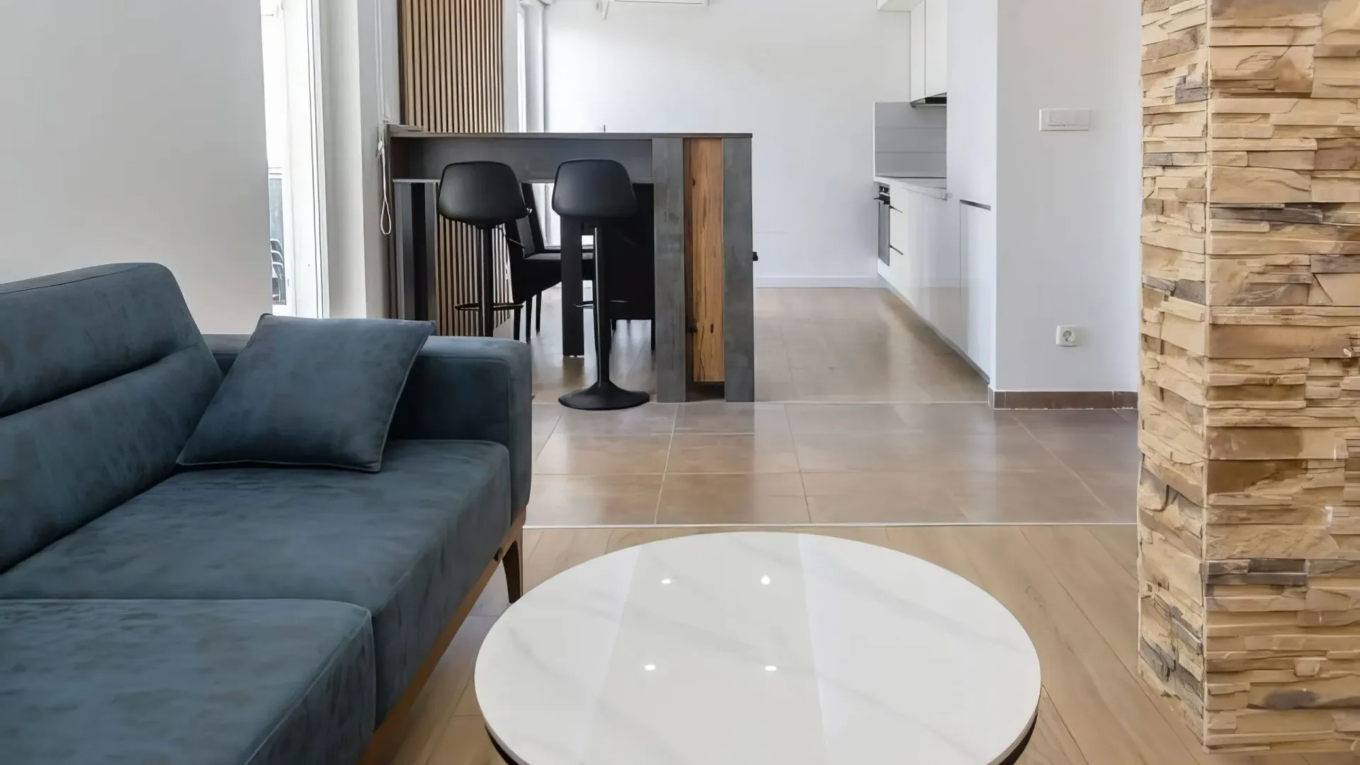 Izdavanje, dvosoban stan, 77m², Bečići, Budva