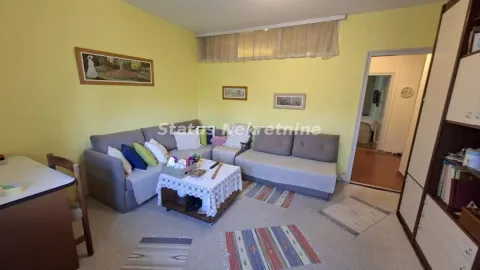 Dnevna soba sa garniturom za sedenje, stočićem i ormarima. - image 11