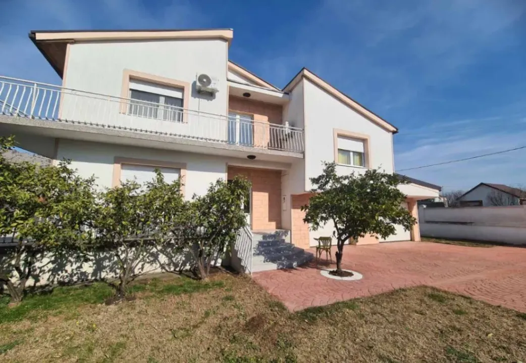 Izdavanje, kuća, 300m², Tološi, Podgorica