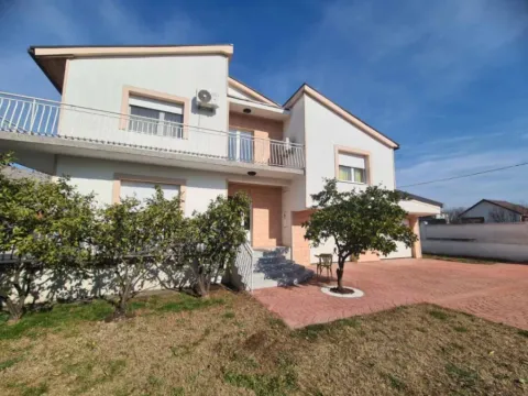 Izdavanje, kuća, 300m², Tološi, Podgorica - image 1