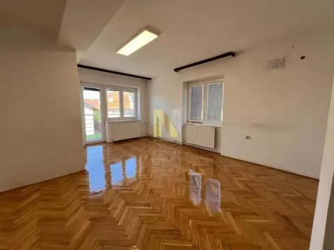 Prazna prostorija sa parketom i belim zidovima. - image 14