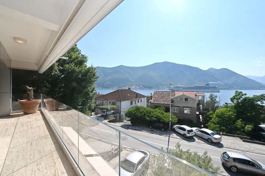 Rent, three bedroom apartment, 130m², Dobrota, Kotor