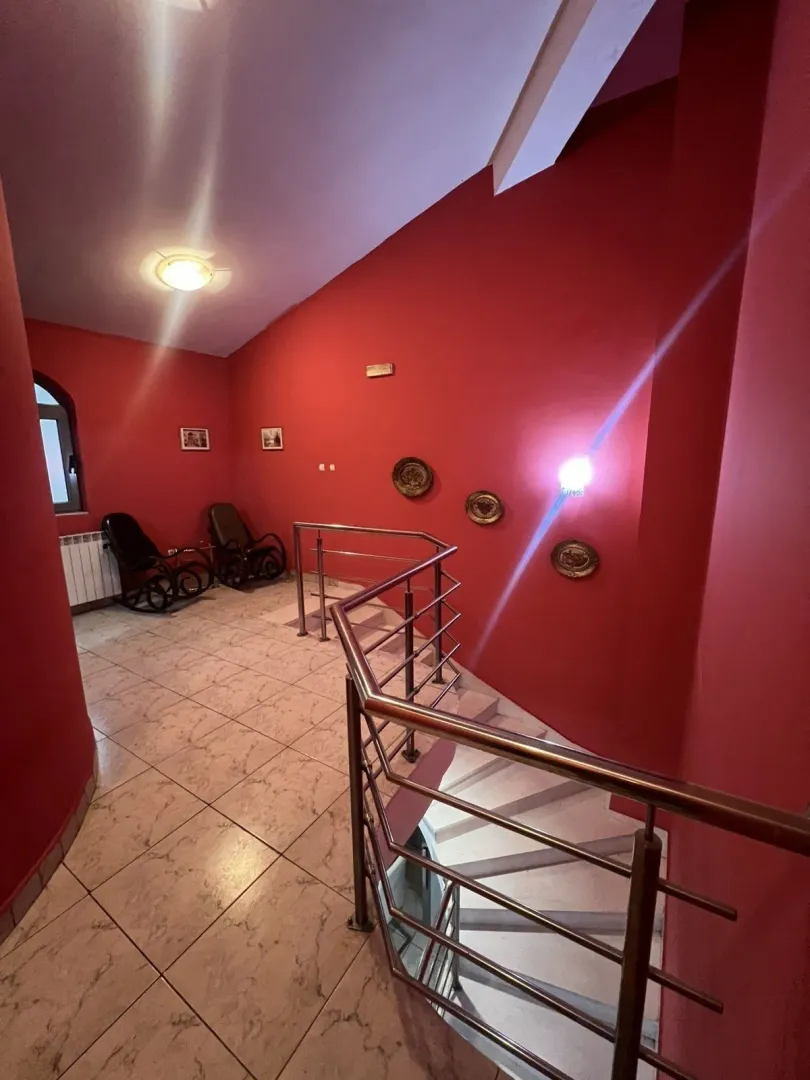 Izdavanje, četvorosoban stan, 240m², Stari Aerodrom, Podgorica