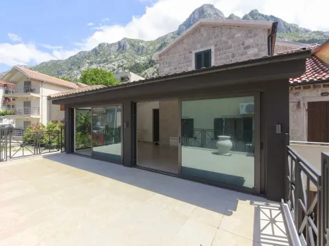 Sale, house, 250m², Kotor, Crna Gora - image 24