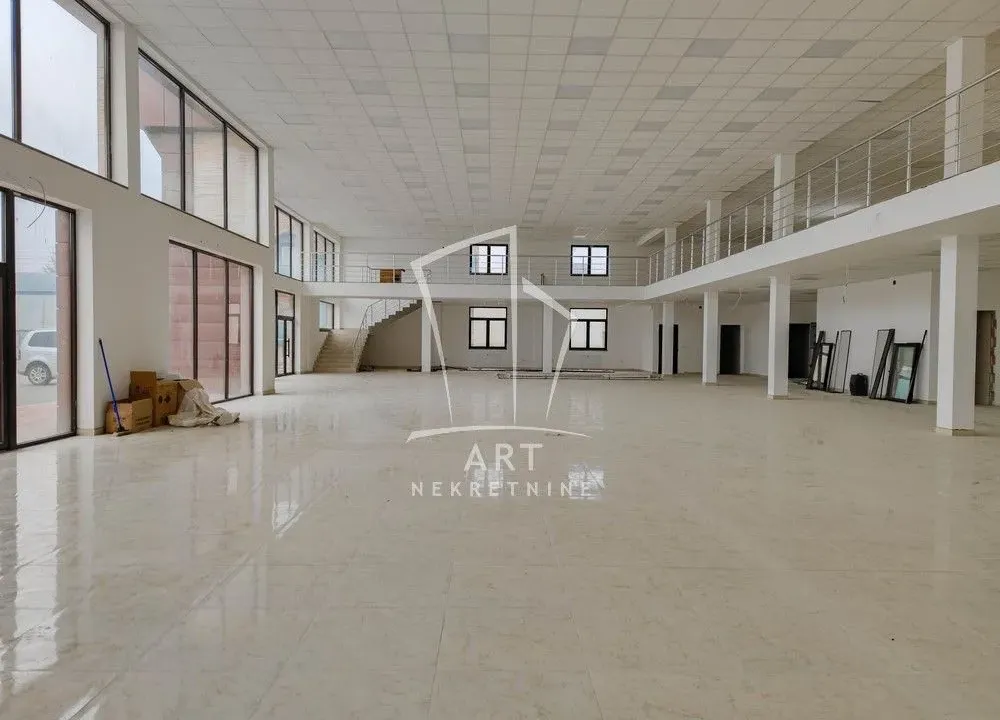 Izdavanje, poslovni prostor, 1200m², Mladenovac (mesto), Mladenovac