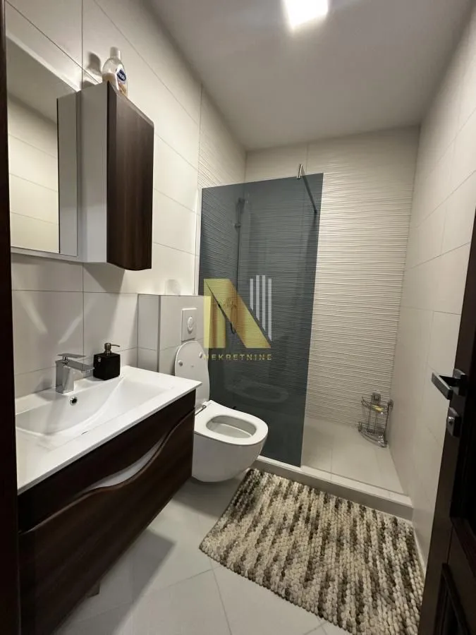Izdavanje, četvorosoban stan, 116m², Socijalno, Novi Sad Sve Podlokacije