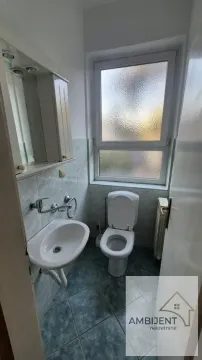 Manje kupatilo sa umivaonikom, WC šoljom i prozorom. - image 11