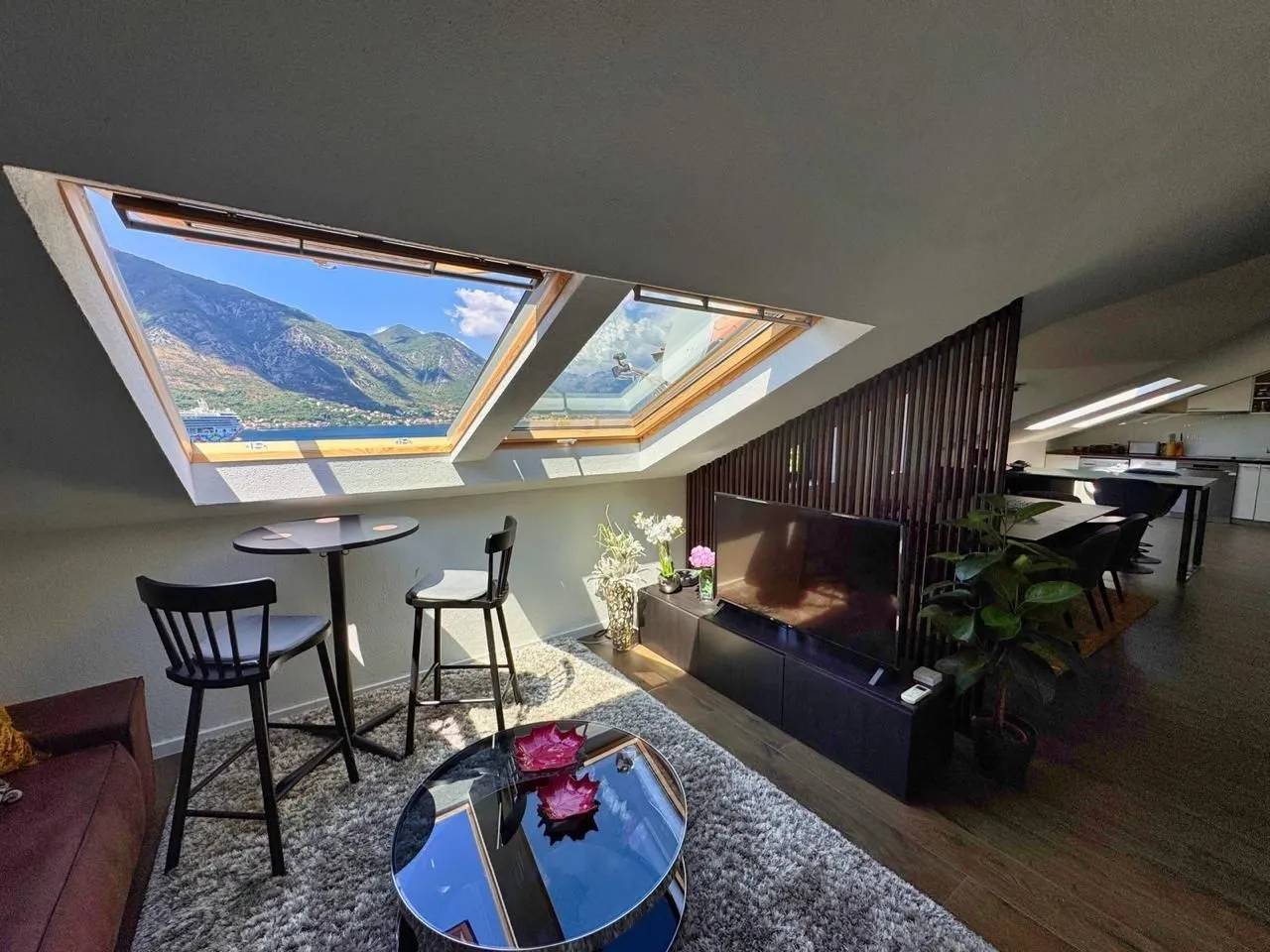 Prodaja, dvosoban stan, 82m², Dobrota, Kotor