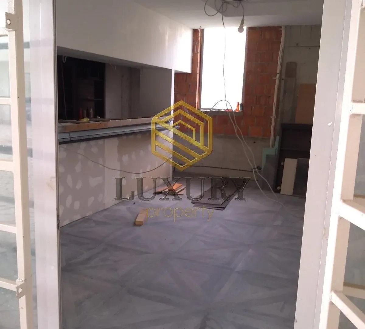 Prodaja, poslovni prostor, 94m², Drač, Podgorica