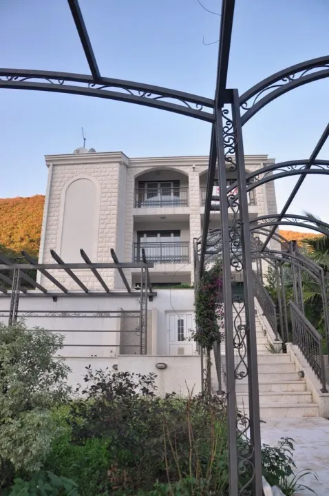 Sale, house, 270m², Đenovići, Herceg Novi