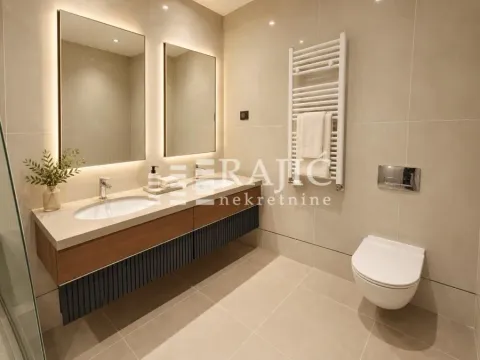 Moderno uređeno kupatilo sa umivaonikom, ogledalima i ugradnom sanitarijom. - image 6