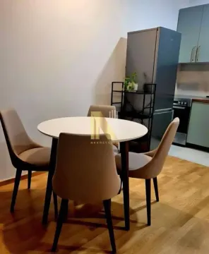 Trpezarijski sto sa stolicama u sklopu kuhinje. - image 3