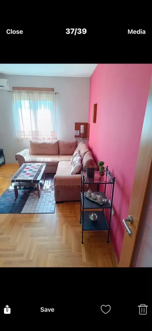 Dnevna soba sa ugaonom garniturom, stočićem i parketom.