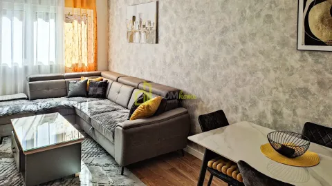 Dnevni boravak sa ugaonom garniturom i trpezarijskim stolom. - image 6