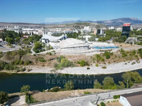 Pogled iz vazduha na grad, rijeku i okolne planine. - image 7