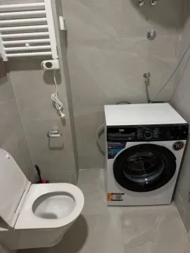 Moderno opremljeno kupatilo sa veš mašinom i sanitarijama. - image 6