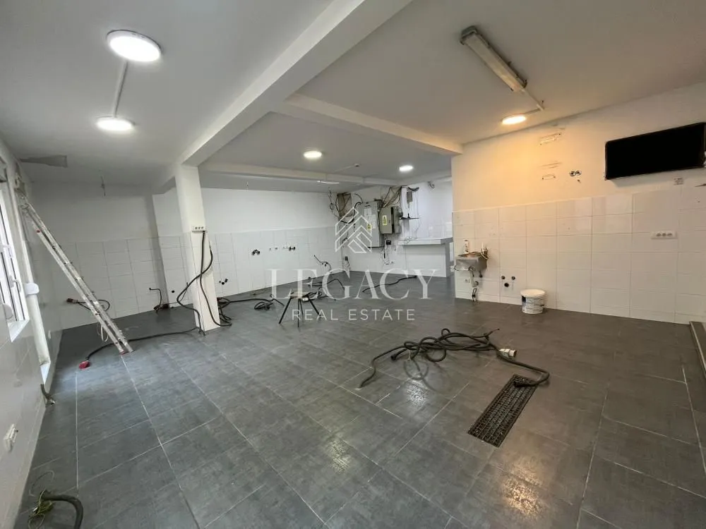 Izdavanje, poslovni prostor, 146m², Đeram Pijaca, Beograd