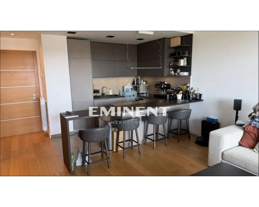 Izdavanje, trosoban stan, 88m², Savski Venac, Beograd