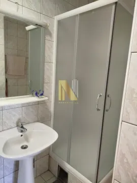 Manje kupatilo sa umivaonikom, ogledalom i tuš kabinom. - image 29