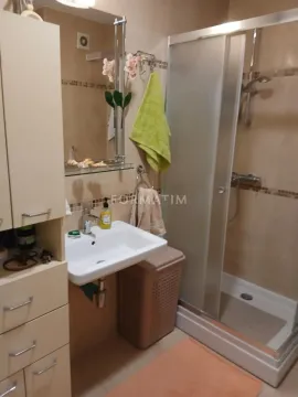 Kupatilo sa tuš kabinom, umivaonikom i ugradnim ormarićem. - image 3