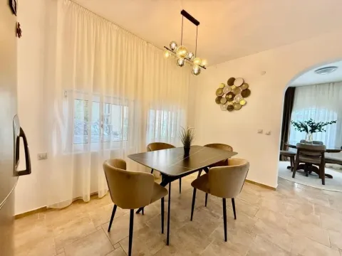 Trpezarija sa stolom, stolicama i modernim lusterom. - image 9