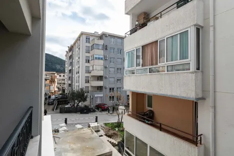 Pogled sa terase na gradske ulice i okolne zgrade. - image 2