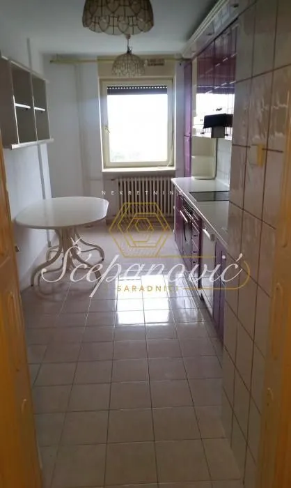 Izdavanje, četvorosoban stan, 104m², Centar, Novi Sad