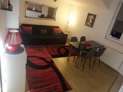 Dnevni boravak sa garniturom i trpezarijskim stolom. - image 11