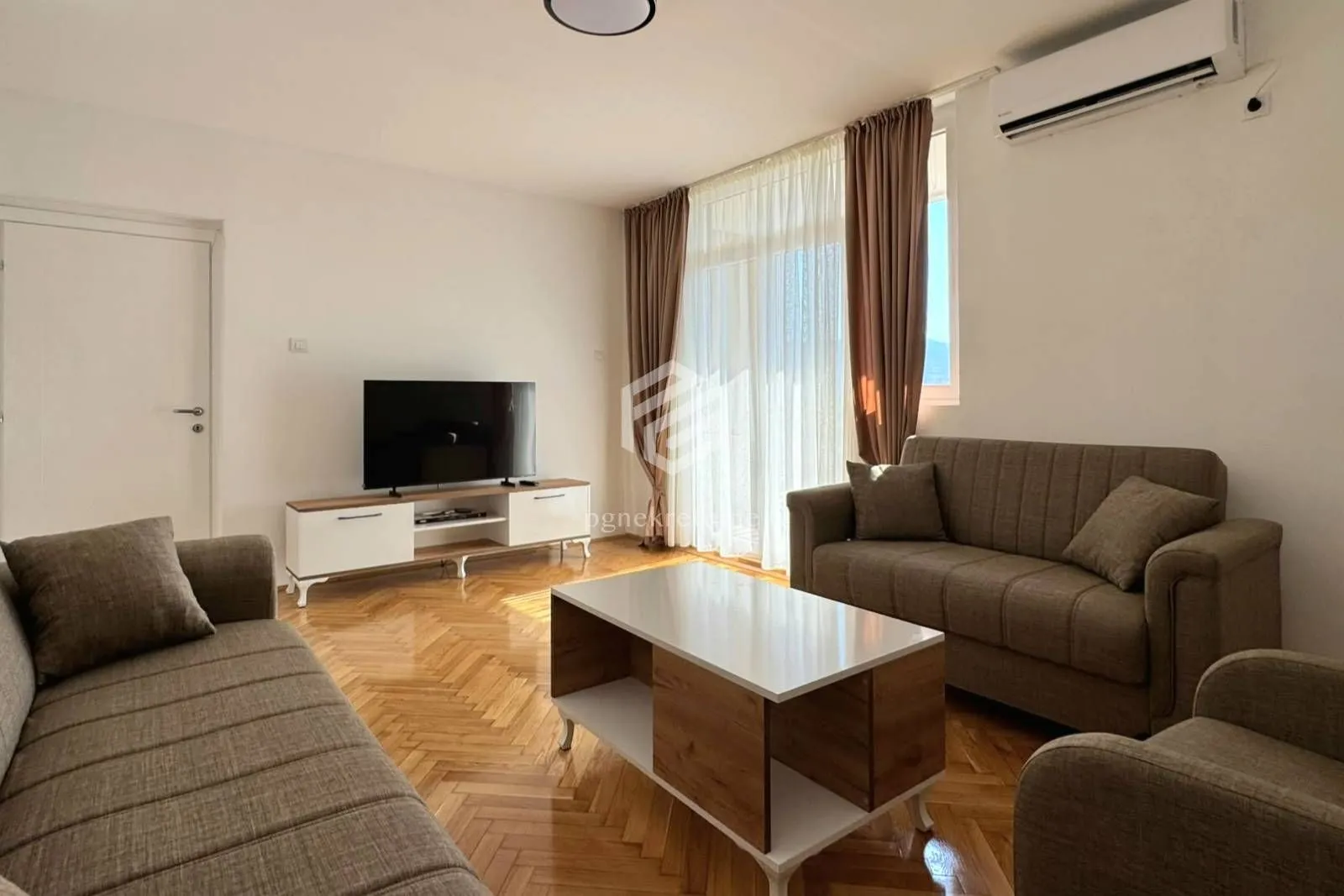 Izdavanje, dvosoban stan, 75m², Pobrežje, Podgorica