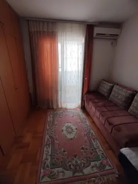 Manja spavaća soba sa kaučem, garderoberom i izlazom na balkon. - image 3