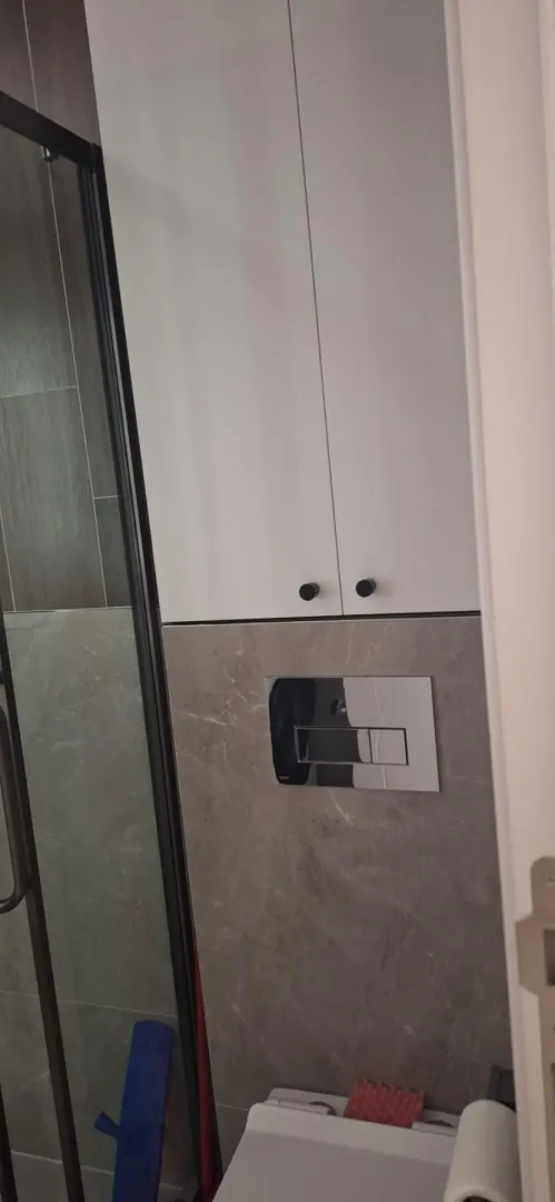 Pogled na moderno opremljeno kupatilo sa ugrađenim elementima.