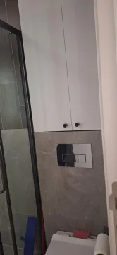 Pogled na moderno opremljeno kupatilo sa ugrađenim elementima. - image 11
