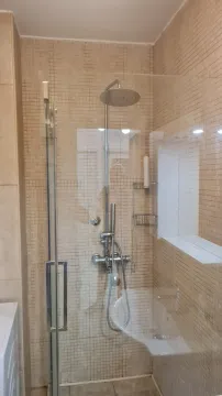 Tuš kabina sa staklenim vratima i mozaičkim pločicama. - image 19