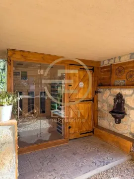 Dvorišni prostor sa saunom i rustičnim detaljima. - image 29